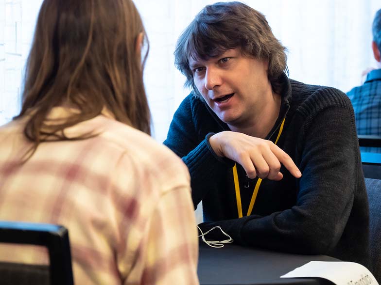 Jeff Freundlich (COO, Fervor Records) gives a Road Rally attendee some advice during one of the One-to-One Mentor sessions.